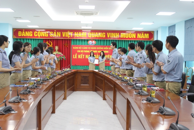 Lễ kết nạp đảng viên mới năm 2020 của các chi bộ trực thuộc Đảng bộ Cảng vụ HKMB  - Tự hào theo chân Bác